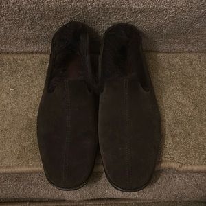 UGG! NICE CONDITION-WARM & COMFORTABLE SHEARLING LINED FLATS